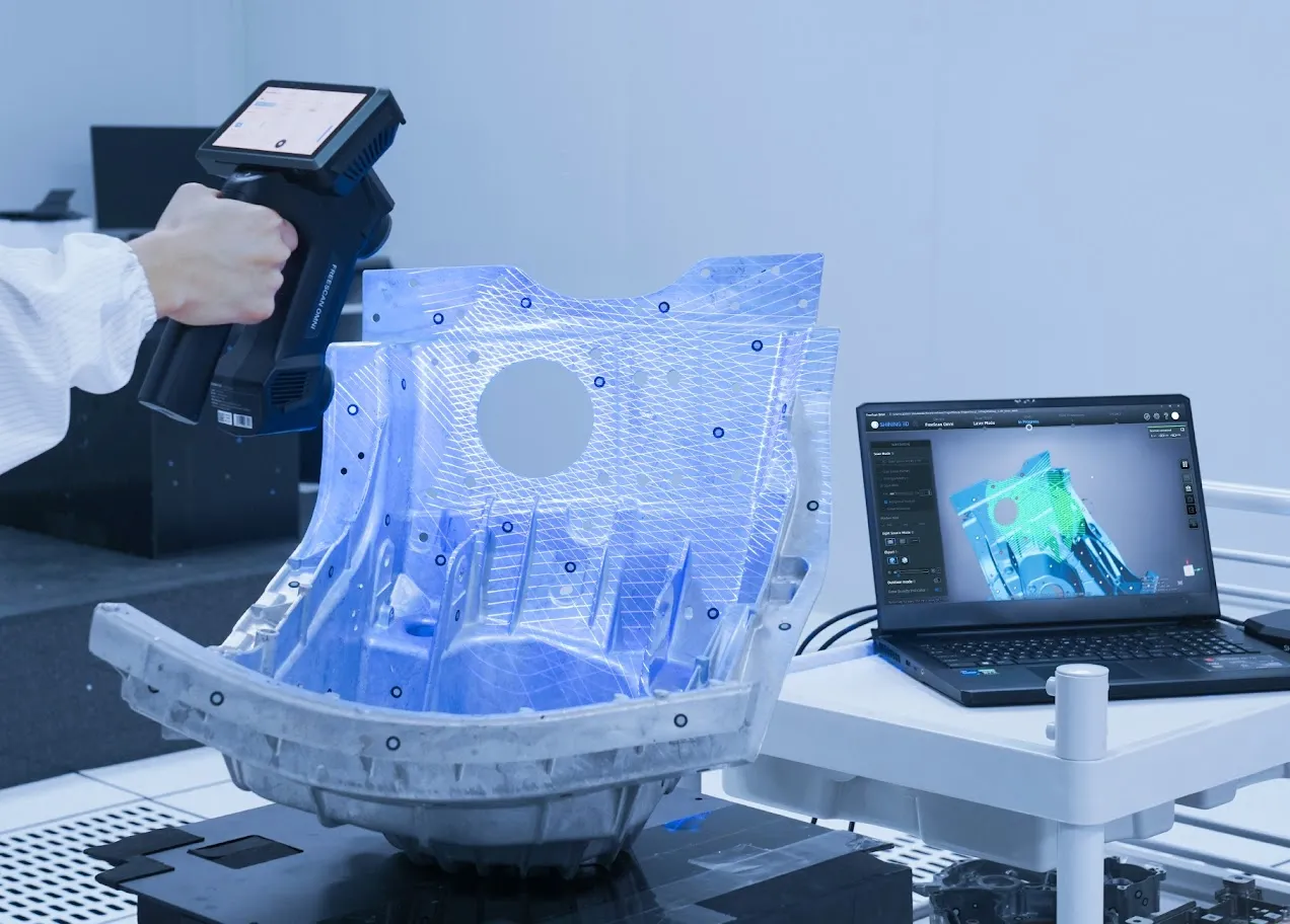FreeScan Omni handheld 3D scanner performing on-device inspection and measurement